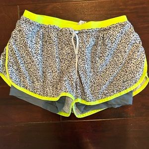 nike gym shorts size medium